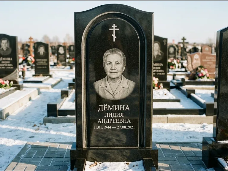 Памятник из чёрного гранита — стела-триптих с крестом с терновым венцом, работа «Ерофеева» в Перми