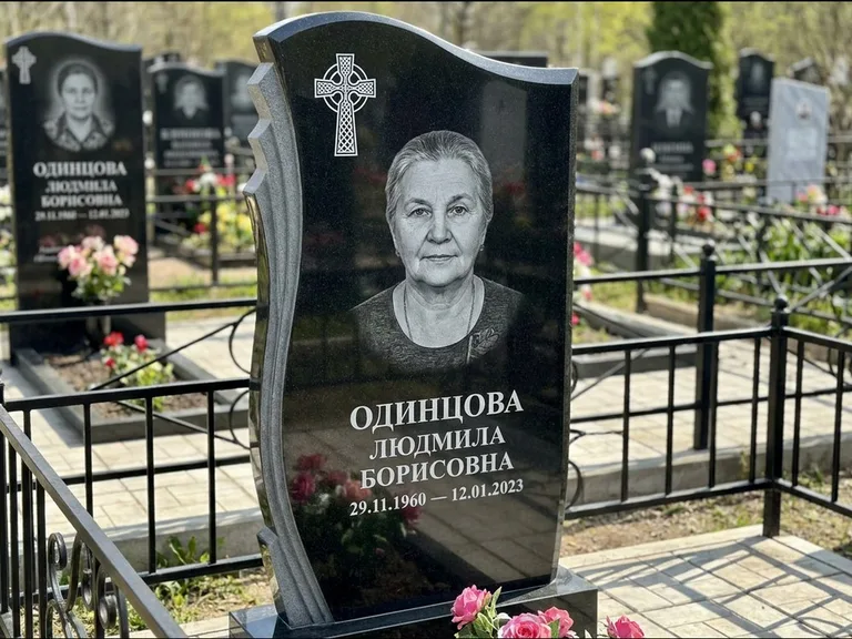 Памятник из чёрного гранита — стела с портретным овалом с кельтским крестом, работа «Савельева» в Перми