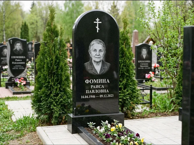 Памятник из чёрного гранита — вертикальная стела с латинским крестом, работа «Некрасова» в Перми