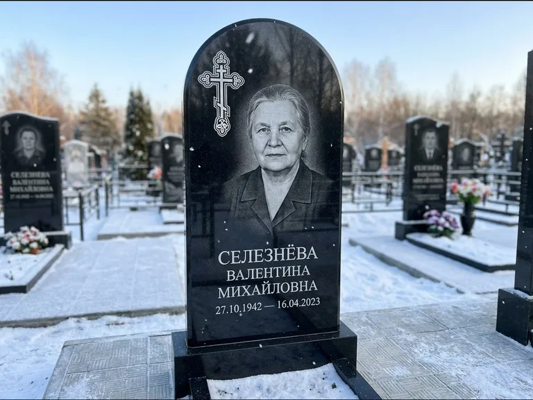 Памятник из чёрного гранита — массивная стела с крестом в лучах с крестом в лучах, работа «Одинцова» в Перми
