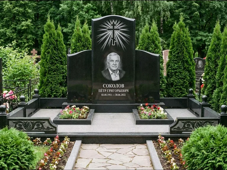 Памятник из чёрного гранита — низкая стела с крестом сбоку с золочёным крестом, работа «Верещагин» в Перми