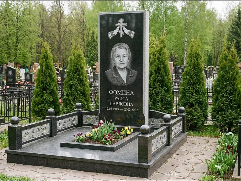 Памятник из чёрного гранита — семейный мемориал с ажурным резным крестом, работа «Мельникова» в Перми