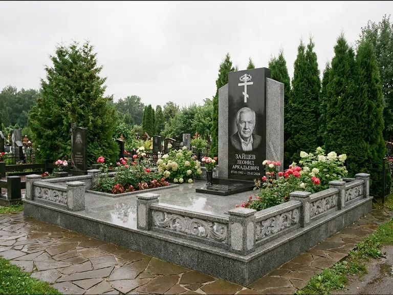 Памятник из чёрного гранита — стела с двумя портретами с крестом с рушником, работа «Богданов» в Перми