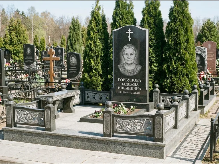 Памятник из чёрного гранита — стела с золочёным крестом с крестом с терновым венцом, работа «Селезнёва» в Перми