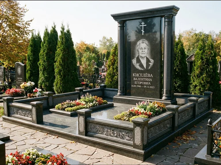Памятник из чёрного гранита — стела с кельтским крестом с латинским крестом, работа «Ерофеева» в Перми