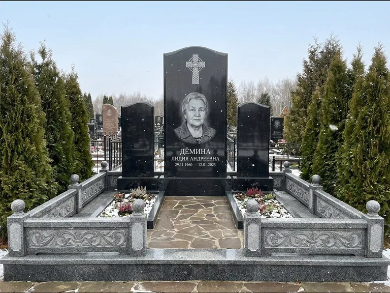 Памятник из чёрного гранита — стела с крестом и ветвью с кельтским крестом, работа «Лаврентьева» в Перми