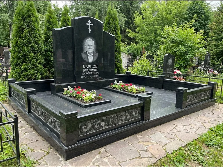 Памятник из чёрного гранита — двойная семейная стела с крестом на Голгофе, работа «Тихонов» в Перми