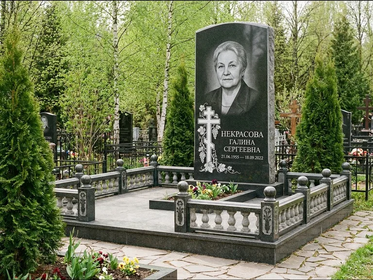 Памятник из чёрного гранита — стела с крестом и книгой с крестом с распятием, работа «Савельева» в Перми
