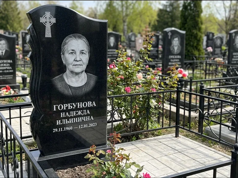 Памятник из чёрного гранита — высокий обелиск с кельтским крестом, работа «Одинцова» в Перми