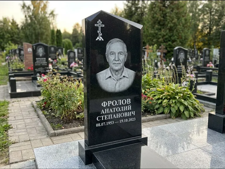 Памятник из чёрного гранита — стела со столиком и скамьёй с крестом на Голгофе, работа «Верещагин» в Перми