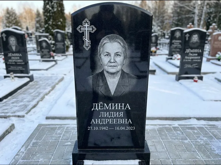 Памятник из чёрного гранита — стела домиком с крестом в лучах, работа «Селезнёва» в Перми