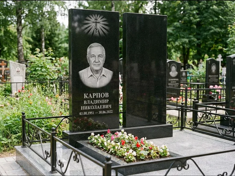 Памятник из чёрного гранита — ступенчатая стела с золочёным крестом, работа «Панкратов» в Перми