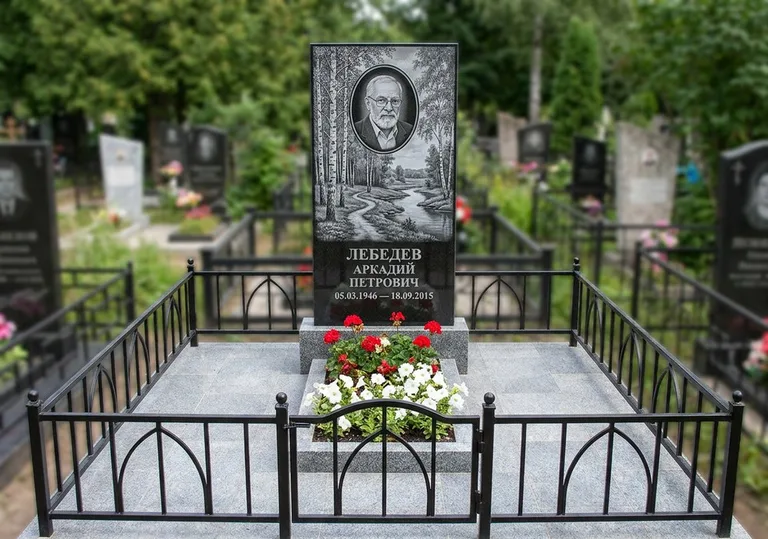 Памятник с гравировкой берёзовой рощи, портретом и надписью в Перми