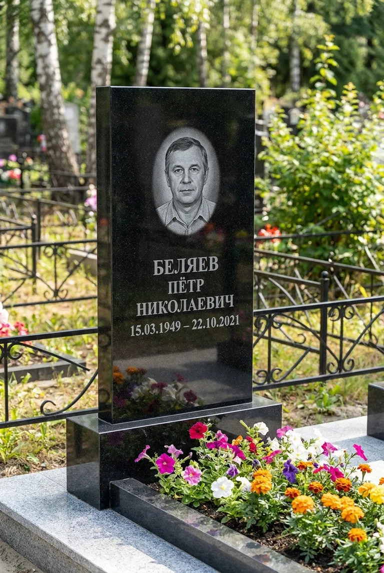 Вертикальный чёрный гранитный памятник под ключ с цветником в Перми