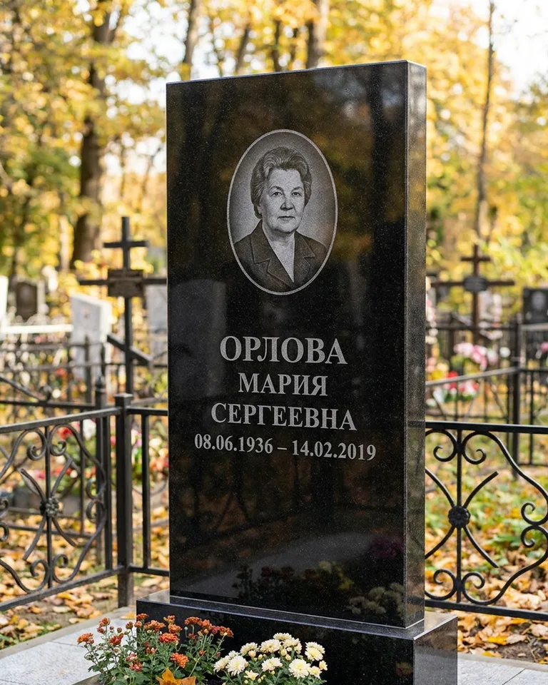Вертикальный серый гранитный памятник под ключ, осень в Перми