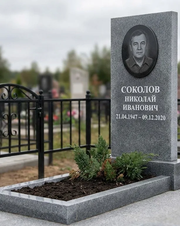 Чёрный памятник под ключ на гранитном цоколе в Перми