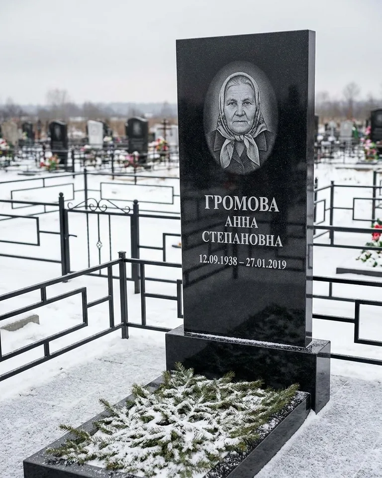 Простой вертикальный памятник под ключ зимой в Перми