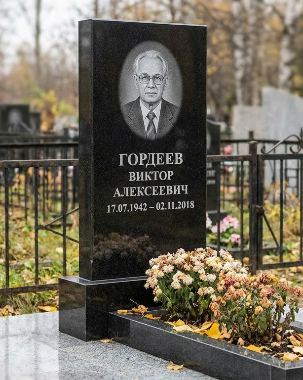 Памятник под ключ с гранитным цоколем и плиткой в Перми