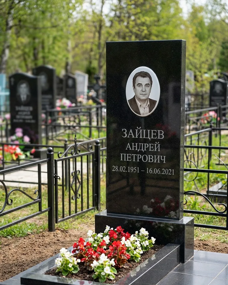 Памятник под ключ с гранитной вазой и цветами в Перми