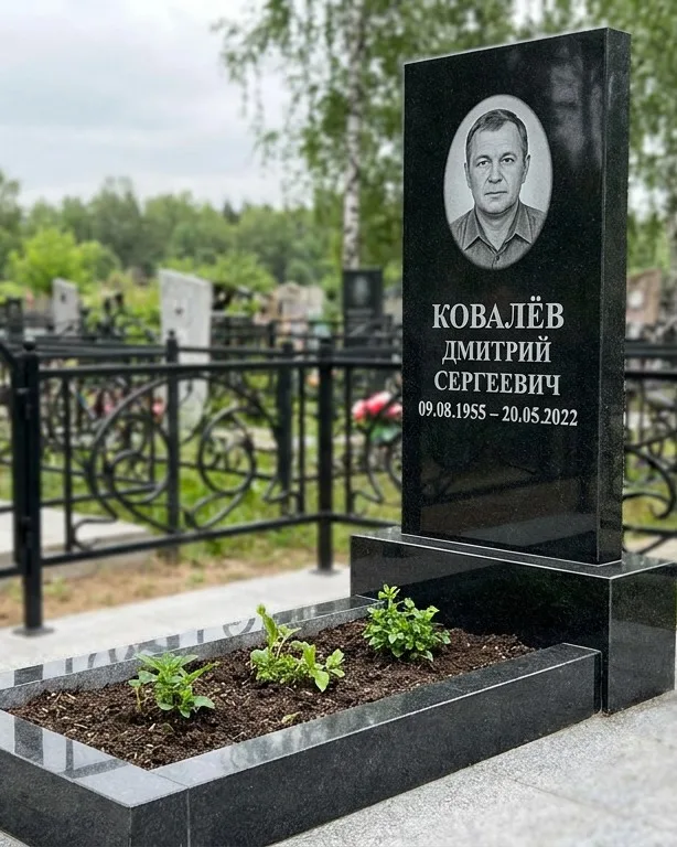Горизонтальный серый памятник под ключ, осень в Перми