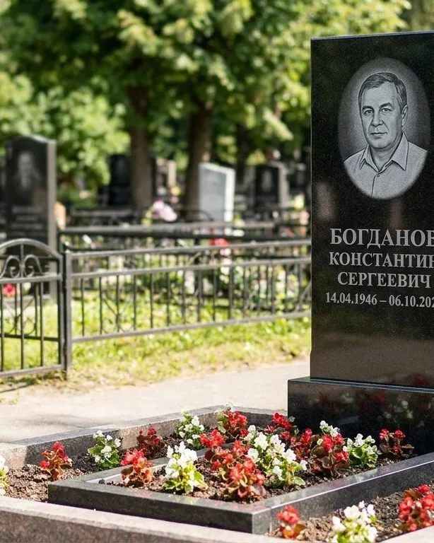 Низкий горизонтальный памятник под ключ с цветником в Перми