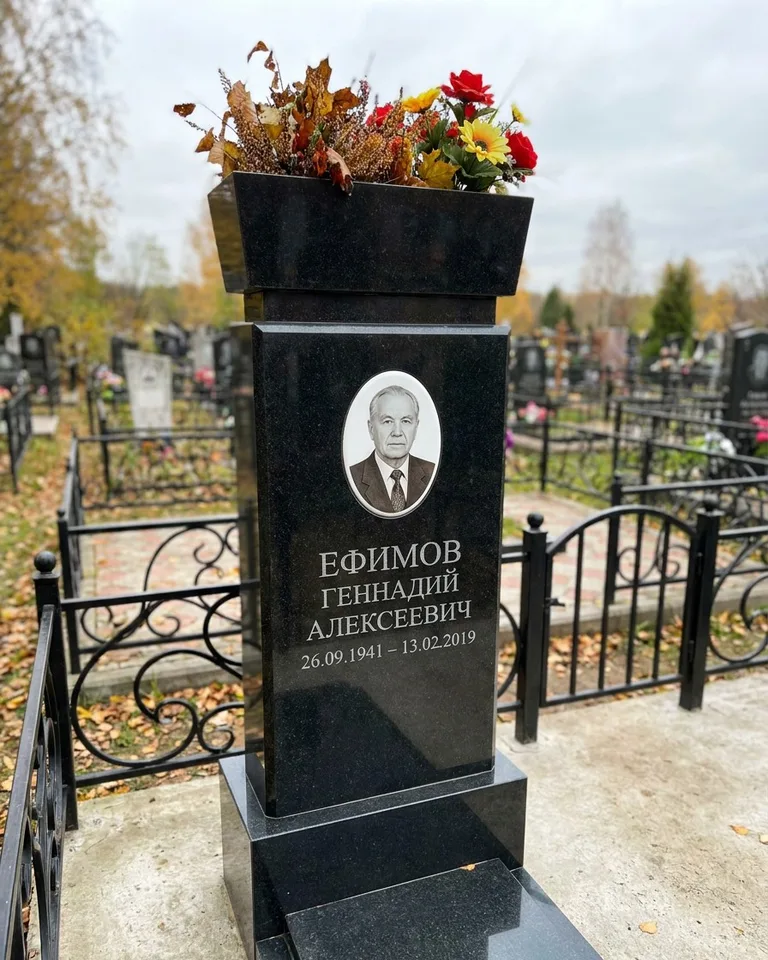 Двойной семейный памятник под ключ с портретами в Перми