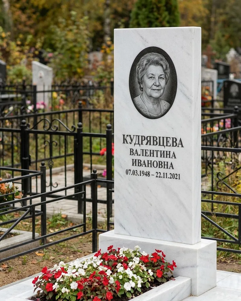 Двойной памятник под ключ с цоколем и плиткой в Перми
