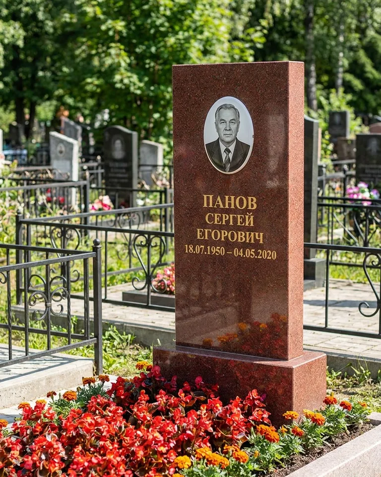 Двойной серый памятник под ключ с вазой в Перми