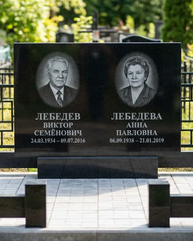 Памятник под ключ из красного гранита в Перми