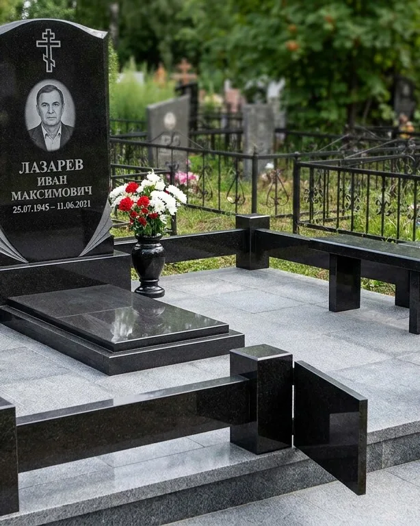 Памятник под ключ зимой с венком в Перми