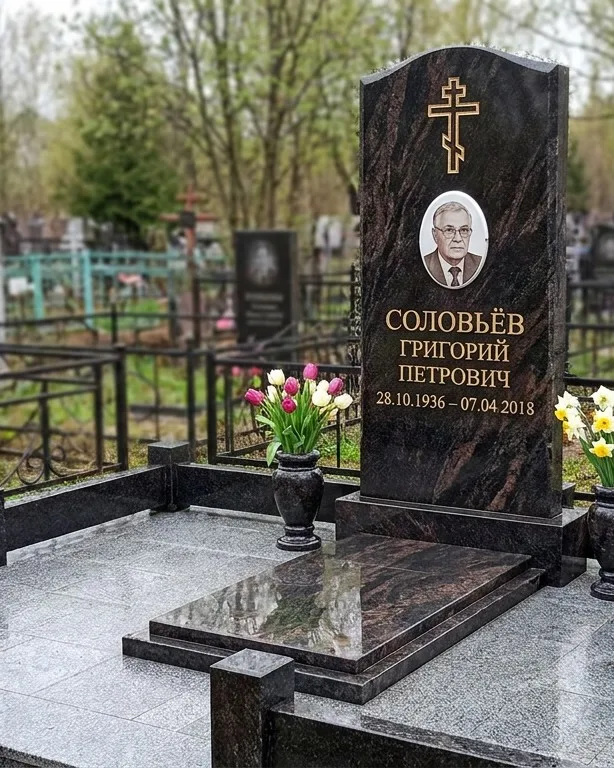 Памятник под ключ с гранитным цоколем и вазой, осень в Перми