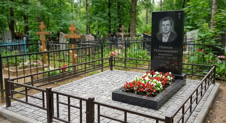 Памятник под ключ с цветником и благоустройством в Перми