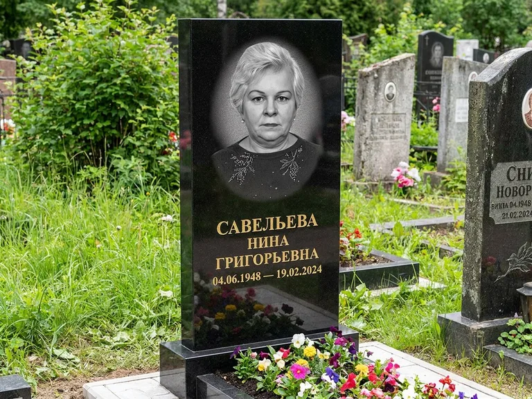 Портрет на памятнике в Перми — Паспортное фото восстановили и награвировали на чёрной стеле