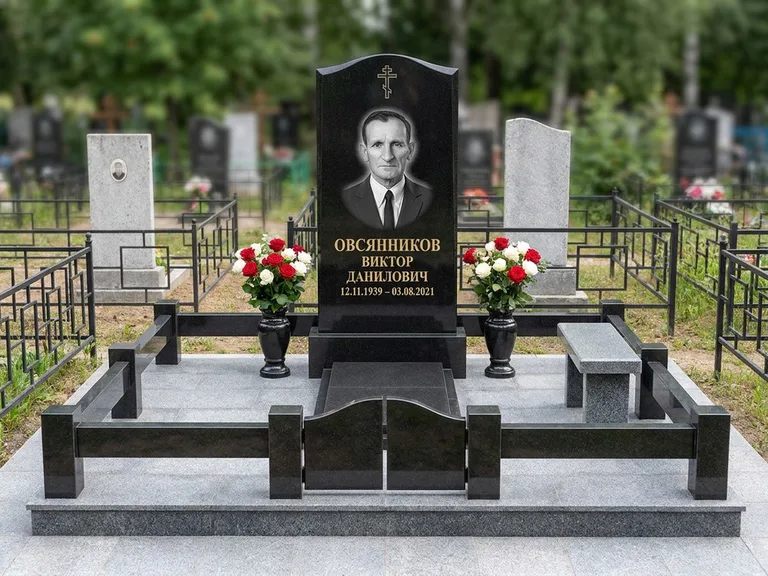 Портрет на памятнике в Перми — Старый снимок → гравировка на премиум-комплексе с плиткой и оградой