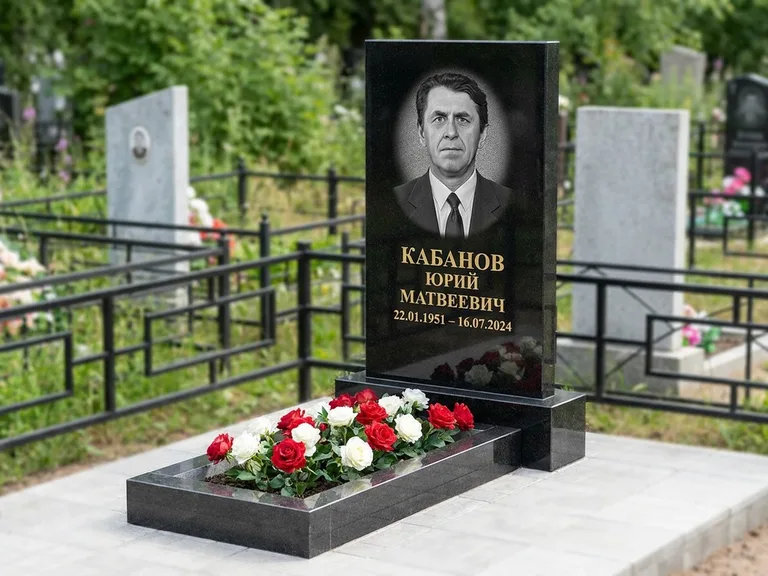 Портрет на памятнике в Перми — Старый снимок → гравировка на вертикальной стеле