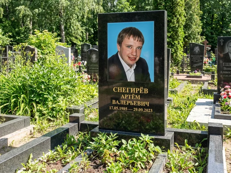Портрет на памятнике в Перми — Цветное фото → прямоугольная фотокерамика на чёрном граните