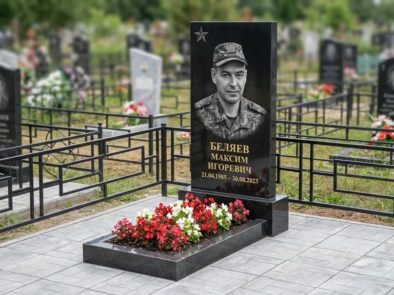 Портрет на памятнике в Перми — Военное фото → цветная фотокерамика, гравированная звезда