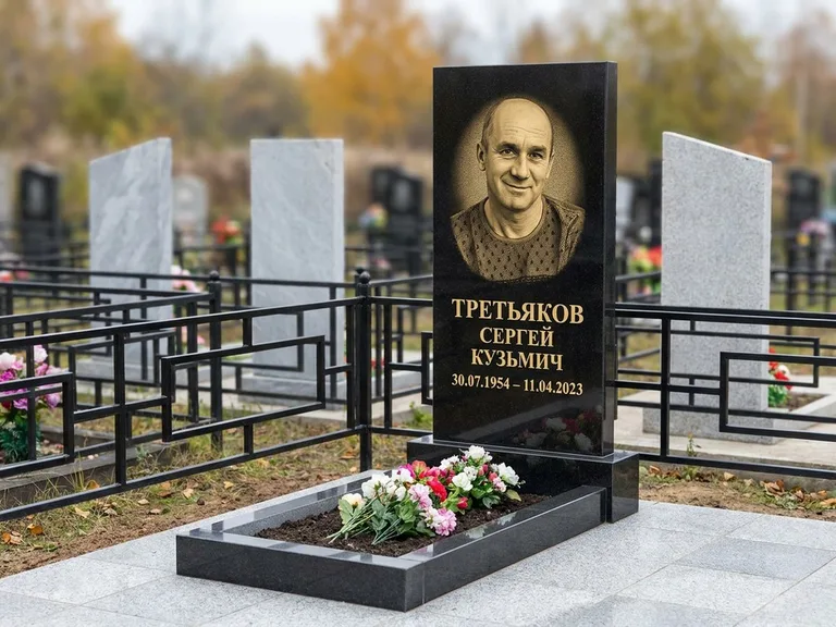 Портрет на памятнике в Перми — Восстановленный портрет → гравировка на вертикальной стеле