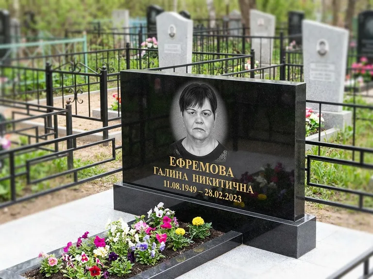 Портрет на памятнике в Перми — Ч/б портрет → гравировка на горизонтальном памятнике