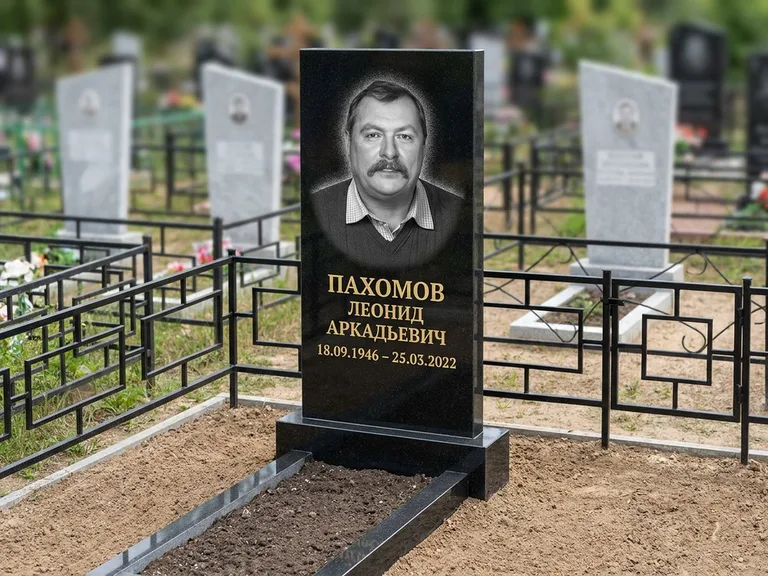 Портрет на памятнике в Перми — Маленькое фото → гравировка на простом бюджетном памятнике