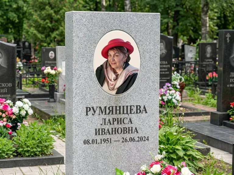 Портрет на памятнике в Перми — Цветной портрет → овальная фотокерамика на светлом камне