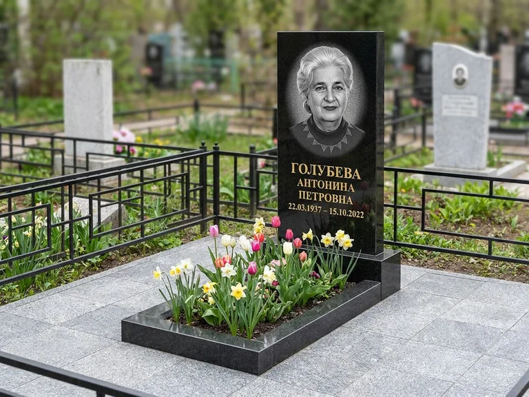 Портрет на памятнике в Перми — Выцветший скан восстановили и награвировали на стеле