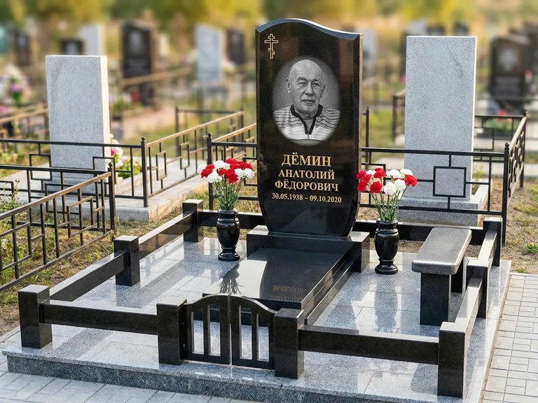 Портрет на памятнике в Перми — Реставрация → гравировка на премиум-комплексе
