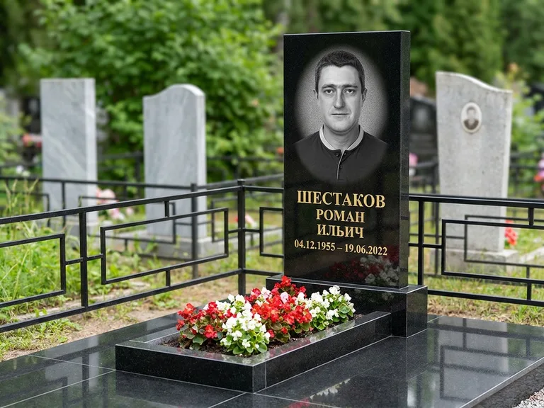 Портрет на памятнике в Перми — Ч/б портрет → гравировка на стеле