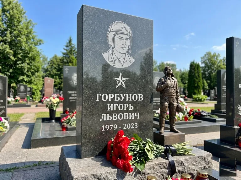 Гранитная фигура лётчика на памятнике военному со звездой в Перми