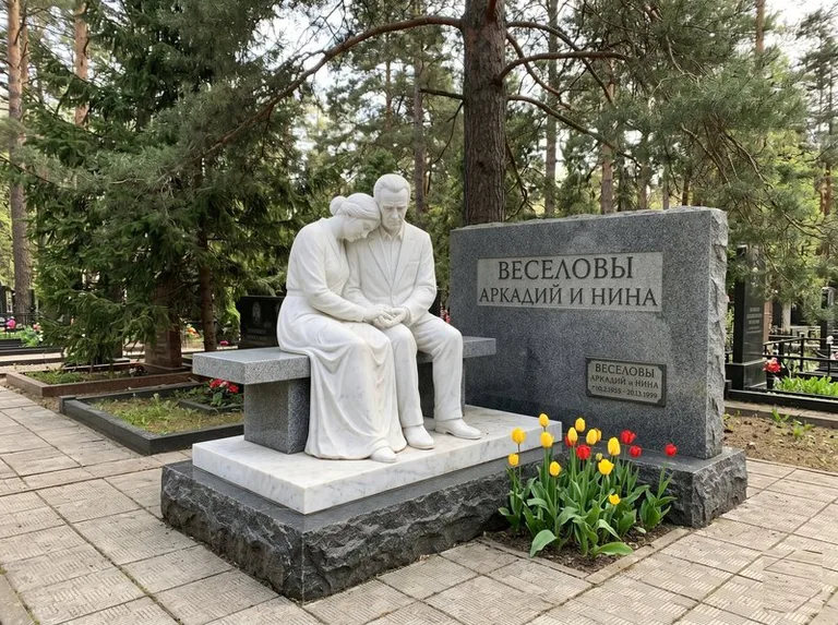 Мраморная скорбящая пара на эксклюзивном мемориале в Перми