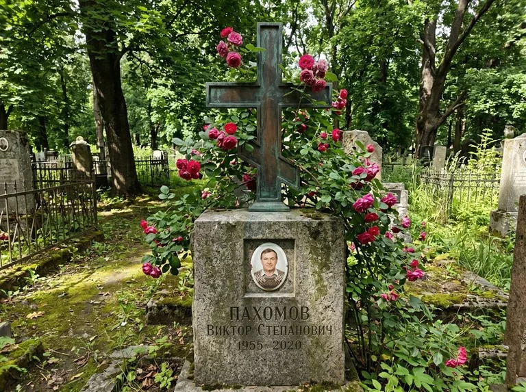 Бронзовый крест с розами на гранитной плите в Перми
