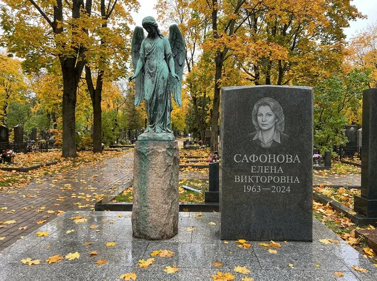 Бронзовый ангел на колонне рядом с памятником в Перми