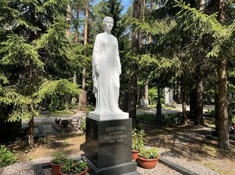 Ростовая женская фигура с портретным сходством на мемориале в Перми