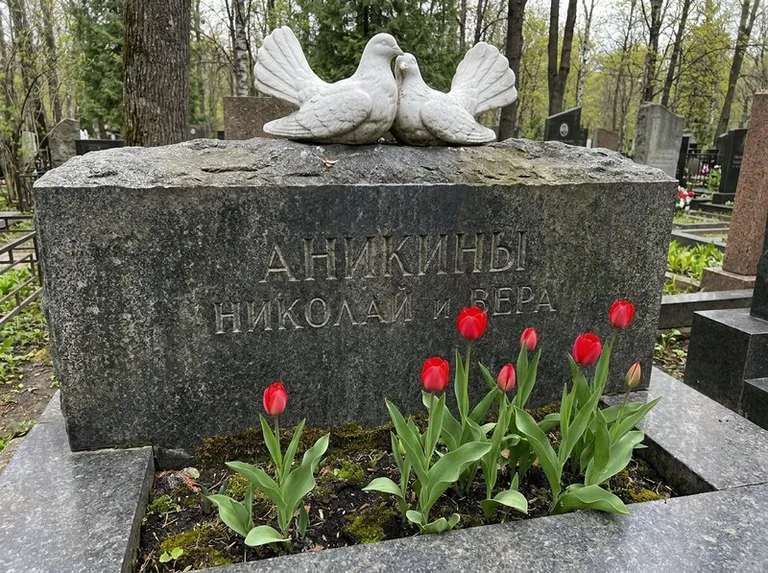 Пара голубей из литьевого мрамора на гранитной плите в Перми